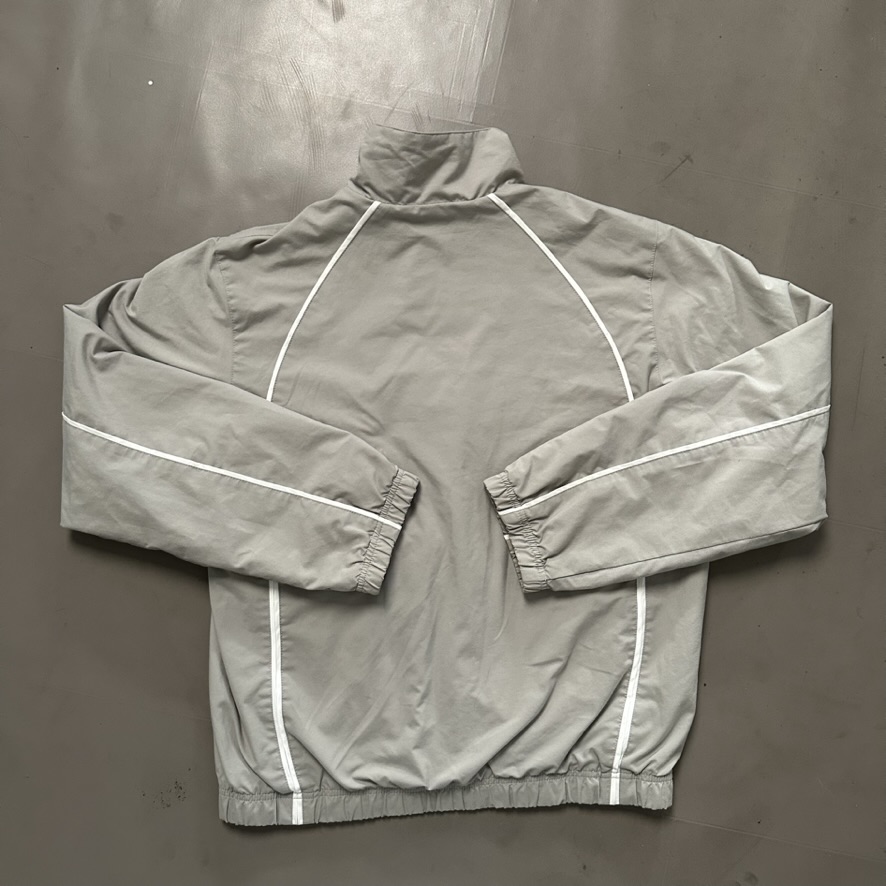 Rückseite der grauen Nike-Jacke