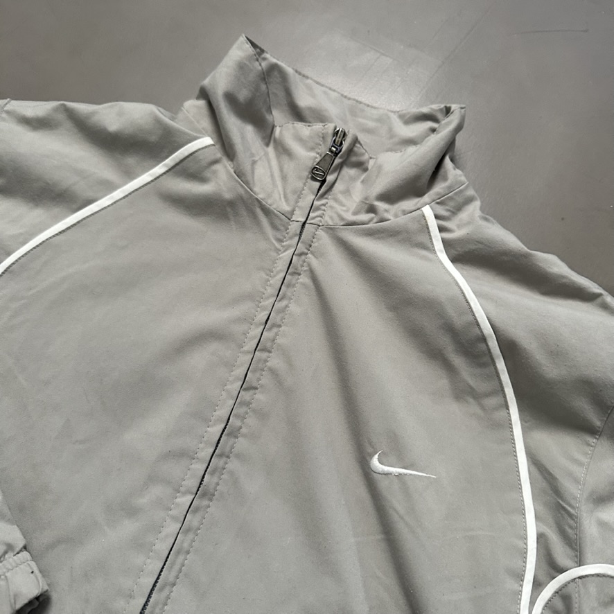 Detail von Reißverschluss und Nike-Logo