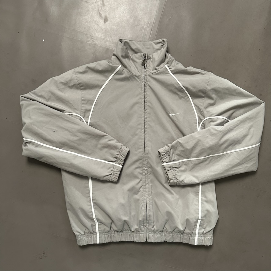 Graue Nike-Jacke von vorne