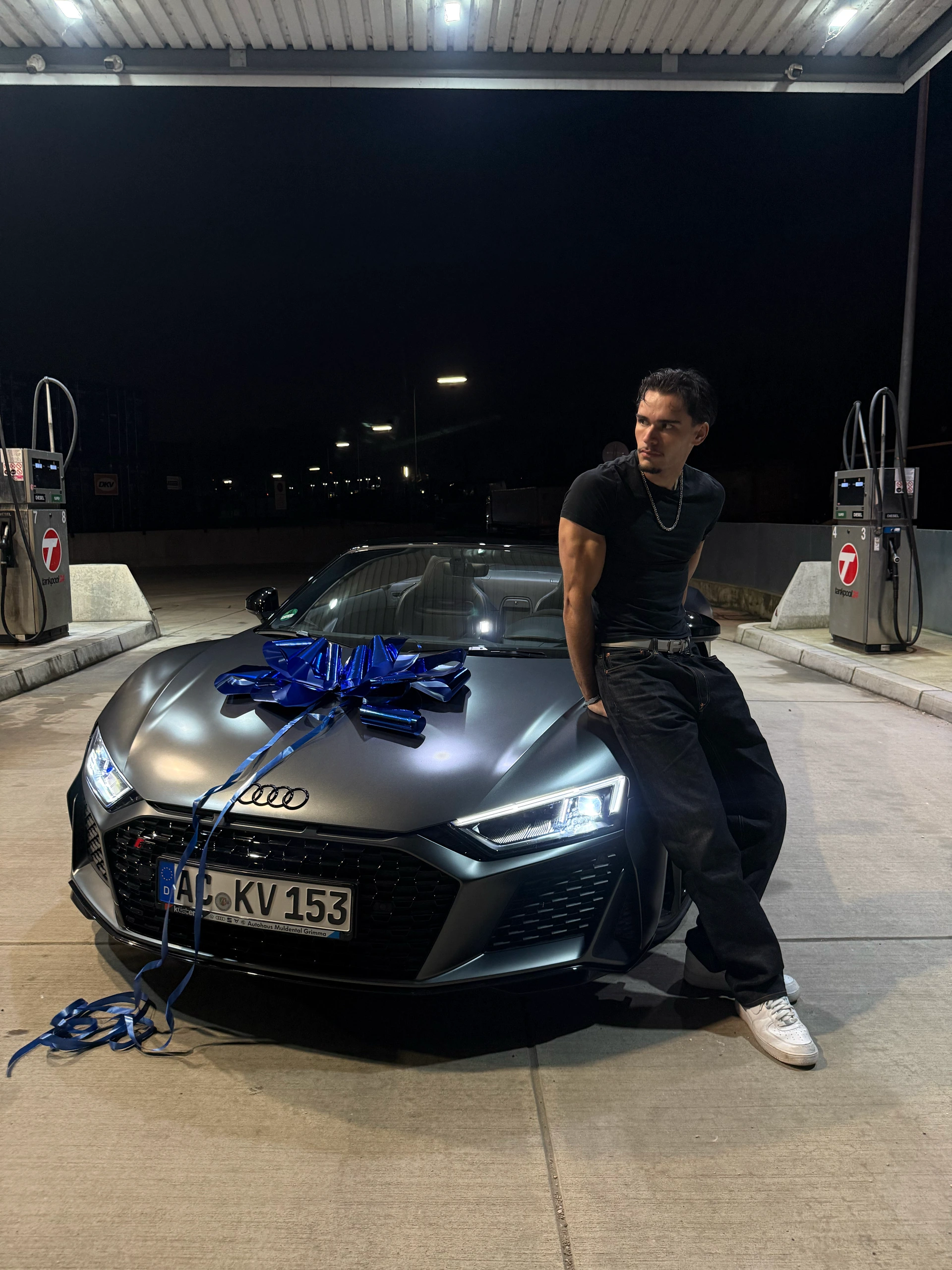 Kiki neben seinem Audi R8